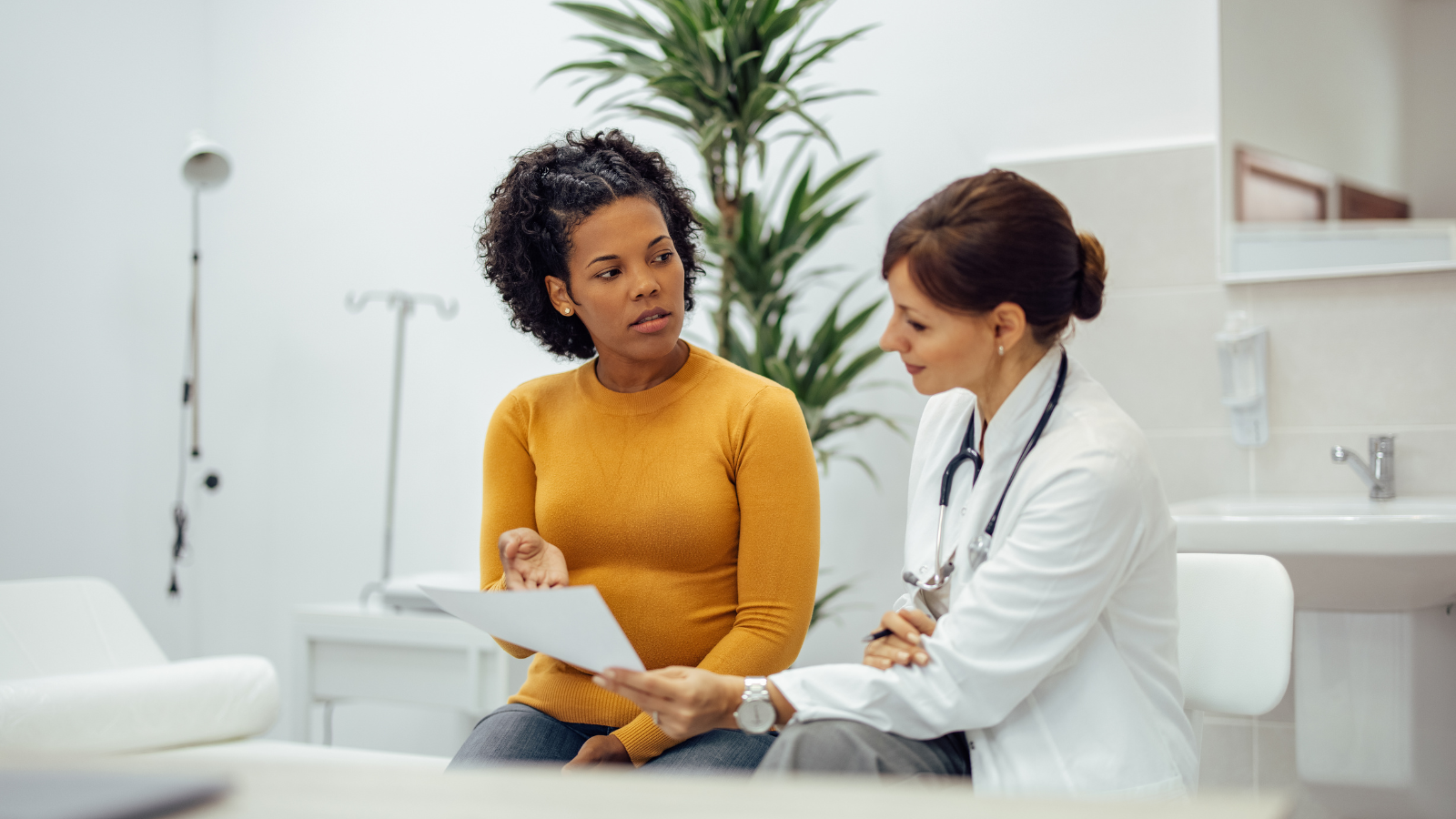 A woman talks with her health care provider about the link between BV and chlamydia